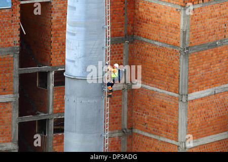 La Paz in Bolivia. Il 7 gennaio 2014. Un tecnico si arrampica su un pilone dove egli installerà una luce cavo sintetico che sarà trasportato in elicottero in posizione. Questa è la prima fase del processo di installazione finale del cavo in acciaio che portano le gondole per la nuova cabinovia / telecabina attualmente in costruzione per il collegamento delle città di La Paz e El Alto. Tre percorsi separati sono progettati come parte di un progetto ambizioso per alleviare la congestione del traffico. Il sistema è stato costruito dalla società austriaca Doppelmayr ad un costo di $234.6 milioni di euro finanziati dal governo boliviano. Foto Stock