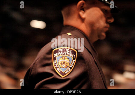 Jun 26, 2006; Manhattan, New York, Stati Uniti d'America; New York City Accademia di polizia cerimonia di laurea per 1, 213 nuovi funzionari di polizia presso il Madison Square Garden. Questa è l'ottava classe di ufficiali per entrare a far parte del dipartimento di polizia dal Settembre 11, 2001, quando 23 ufficiali sono stati persi. Credito: Foto di Bryan Smith/ZUMA premere. (©) Copyright 2006 by Bryan Smith Foto Stock
