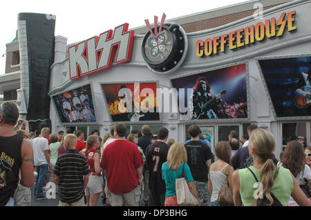 Jun 27, 2006; Myrtle Beach, SC, Stati Uniti d'America; atmosfera fuori come KISS tifosi affollano per essere in prima linea per soddisfare Paul Stanley e Gene Simmons presso la grande apertura del bacio Coffeehouse in Myrtle Beach. Credito: Foto di Tina Fultz/ZUMA premere. (©) Copyright 2006 by Tina Fultz Foto Stock