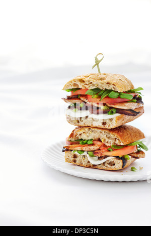 Accatastati, Pollo Focaccia Sandwich con funghi champignon, basilico, Bocconcini di formaggio e cipolle verdi, Studio Shot Foto Stock