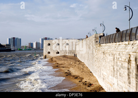 Venti di alta marea e causare grandi ondate di pastella costa sud a Southsea Regno Unito durante violente tempeste invernali Foto Stock