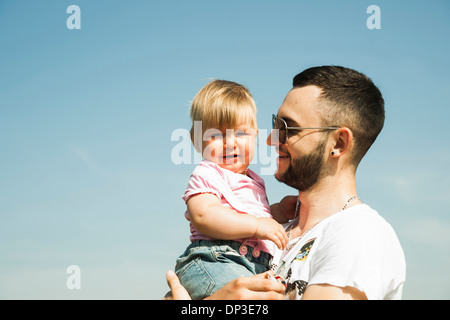 Ritratto di Padre tenendo la nostra bambina all'aperto, Mannheim, Baden-Württemberg, Germania Foto Stock