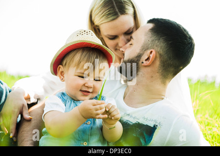 Ritratto di famiglia in esterno, Mannheim, Baden-Württemberg, Germania Foto Stock