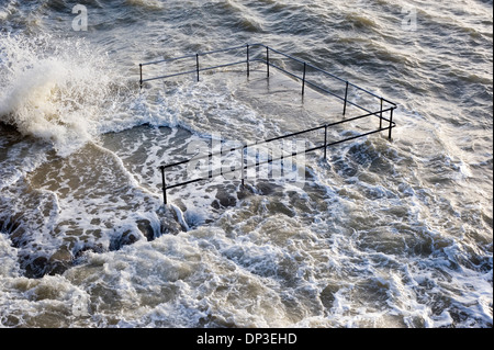 Venti di alta marea e causare grandi ondate di pastella costa sud a Southsea Regno Unito durante violente tempeste invernali Foto Stock