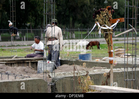 Jun 30, 2006; Atenco, Messico; lavoratori costruire una casa a San Salvador Atenco, Messico venerdì, 30 giugno 2006. La zona sarebbe stato il sito del prossimo l'Aeroporto di Città del Messico e tutti lo sviluppo ad esso associato. I residenti hanno preso il via in protesta violenta di arrestare il progetto nel 2002. Credito: Foto di Jerry Lara/San Antonio Express-News/ZUMA premere. (©) copia Foto Stock