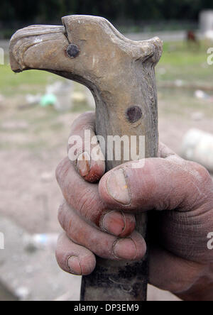 Jun 30, 2006; Atenco, Messico; una testa d'aquila scolpito nella roccia di una mucca zoccolo adorna di un machete a San Salvador Atenco, Messico venerdì, 30 giugno 2006. Noto come il 'Macheteros,' cittadini ha utilizzato lo strumento come il loro simbolo durante la protesta violenta nel 2002. Essi hanno lottato con successo off il governo federale i piani per una nuova città del Messico nella zona. Credito: Foto di Jerry Lara/San Antoni Foto Stock