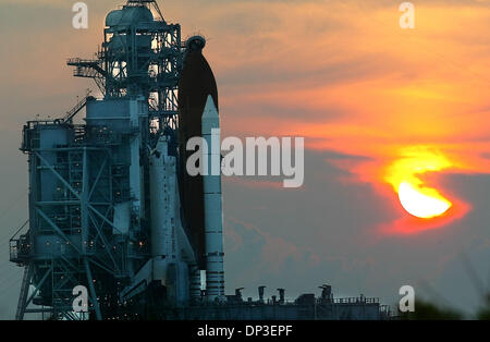 Jun 30, 2006; Cape Canaveral, FL, Stati Uniti d'America; navetta spaziale Discovery siede sulla rampa di lancio al tramonto del Venerdì sera. Il servizio navetta era prevista per il lancio di sabato pomeriggio. Il maltempo di sabato e domenica costretto la NASA a riprogrammare il lancio per martedì, luglio 4th. Credito: Foto di Bill Ingram/Palm Beach post/ZUMA premere. (©) Copyright 2006 da Palm Beach post Foto Stock