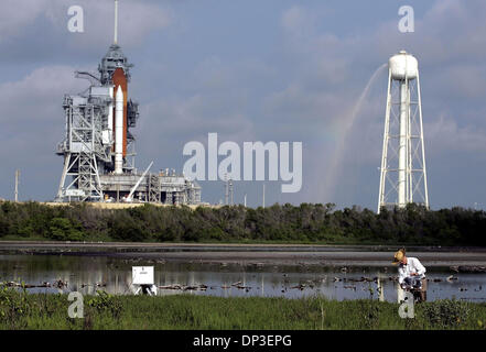 Jun 30, 2006; Cape Canaveral, FL, Stati Uniti d'America; fotografi impostare le telecamere remote per la cattura da vicino le foto di sabato il lancio della navetta spaziale Discovery. Il maltempo di sabato e domenica costretto la NASA a riprogrammare il lancio per martedì, luglio 4th. Credito: Foto di Paul J. Milette/Palm Beach post/ZUMA premere. (©) Copyright 2006 da Palm Beach post Foto Stock