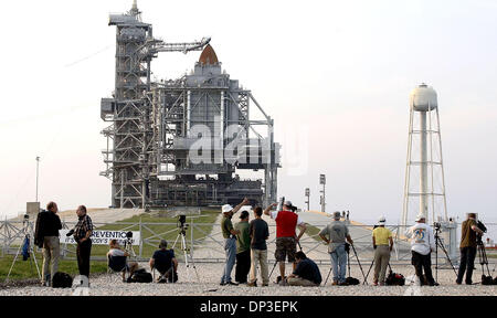 Jun 30, 2006; Cape Canaveral, FL, Stati Uniti d'America; la media si prepara a fotografare lo space shuttle Discovery come si siede dietro il servizio rotante struttura su pab B presso il Kennedy Space Center Venerdì notte. Il maltempo di sabato e domenica costretto la NASA a riprogrammare il lancio per martedì, luglio 4th. Credito: Foto di Paul J. Milette/Palm Beach post/ZUMA premere. (©) Copyright 20 Foto Stock