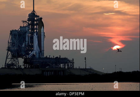 Jun 30, 2006; Cape Canaveral, FL, Stati Uniti d'America; la navetta spaziale Discovery si siede sul pab B presso il Kennedy Space Center al tramonto la notte di venerdì. Il maltempo di sabato e domenica costretto la NASA a riprogrammare il lancio per martedì, luglio 4th. Credito: Foto di Paul J. Milette/Palm Beach post/ZUMA premere. (©) Copyright 2006 da Palm Beach post Foto Stock