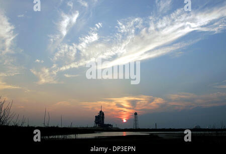 Jun 30, 2006; Cape Canaveral, FL, Stati Uniti d'America; la navetta spaziale Discovery si siede sul pab B presso il Kennedy Space Center al tramonto la notte di venerdì. Il maltempo di sabato e domenica costretto la NASA a riprogrammare il lancio per martedì, luglio 4th. Credito: Foto di Paul J. Milette/Palm Beach post/ZUMA premere. (©) Copyright 2006 da Palm Beach post Foto Stock