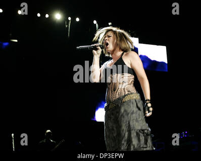 Jun 30, 2006; West Palm Beach, FL, Stati Uniti d'America; ex vincitrice del premio American Idol Kelly Clarkson esegue al Sound Advice Anfiteatro Venerdì notte. Credito: Foto di Richard Graulich/Palm Beach post/ZUMA premere. (©) Copyright 2006 da Palm Beach post Foto Stock