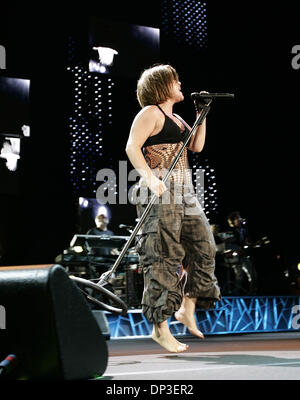 Jun 30, 2006; West Palm Beach, FL, Stati Uniti d'America; ex vincitrice del premio American Idol Kelly Clarkson esegue al Sound Advice Anfiteatro Venerdì notte. Credito: Foto di Richard Graulich/Palm Beach post/ZUMA premere. (©) Copyright 2006 da Palm Beach post Foto Stock