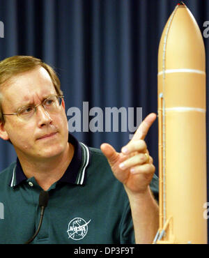 Jul 03, 2006; Cape Canaveral, FL, Stati Uniti d'America; JOHN SHANNON, vice NASA space shuttle program manager risolve i membri dei media nel corso di una conferenza stampa lunedì pomeriggio presso il Kennedy Space Center. La NASA ha trovato un piccolo pezzo di gommapiuma isolante da una staffa che è caduto sulla scoperta della piattaforma di lancio. La navetta spaziale Discovery sollevato dal martedì al primo presidiati noi spaceflig Foto Stock