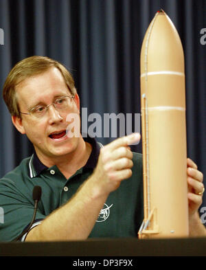 Jul 03, 2006; Cape Canaveral, FL, Stati Uniti d'America; JOHN SHANNON, vice NASA space shuttle program manager risolve i membri dei media nel corso di una conferenza stampa lunedì pomeriggio presso il Kennedy Space Center. La NASA ha trovato un piccolo pezzo di gommapiuma isolante da una staffa che è caduto sulla scoperta della piattaforma di lancio. La navetta spaziale Discovery sollevato dal martedì al primo presidiati noi spaceflig Foto Stock