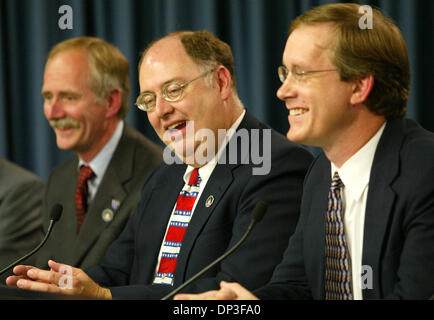 Jul 03, 2006; Cape Canaveral, FL, Stati Uniti d'America; i dirigenti della NASA BILL GERSTENMAIER, (L), amministratore di associare operazioni nello spazio, WAYNE YALE, (C), shuttle program manager e JOHN SHANNON, deputy shuttle program manager, sono tutti i sorrisi come essi affrontano un post lancio conferenza stampa martedì pomeriggio oltre il Centro Spaziale Kennedy. La navetta spaziale Discovery è stato lanciato con successo a 14:38, Foto Stock