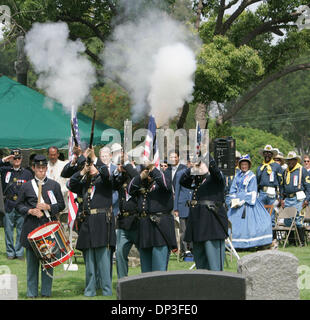 Jul 03, 2006; San Diego, CA, Stati Uniti d'America; moschetto salute è stato fornito dal 5° volontario compagnia di fanteria G. i figli di unione veterani della guerra civile ha raccolto fondi per sostituire il pennone in cima GAR Hill a Mount Hope Cimitero, dove i veterani della guerra civile lo (unione) sono sepolti. Vi è un monumento che è stato costruito nel 1956. Il legno pennone ha detoriated e doveva essere rimosso. M Foto Stock