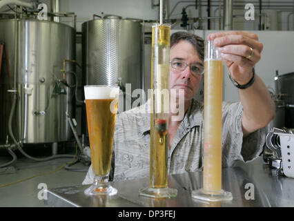 Jul 03, 2006; San Diego, CA, Stati Uniti d'America; Jim Crute, presidente della birreria di alleggerimento, utilizza un densimetro per verificare la gravità specifica del loro più recente "birra Pilsner elementare'. Le sei settimane di Old Brewery è specializzata in tedesco-birre di stile e la crema ales. Birreria di alleggerimento sarà uno dei numerosi birrifici, vinerie, i ristoranti ed i ristoratori che partecipano al Portland Camera di Commercio's Suns Foto Stock