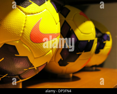 Abbigliamento sportivo NikeTown con logo Swoosh, interni del negozio, 6 East 57th Street, New York Foto Stock