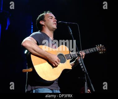 Jul 04, 2006; Virginia Beach, VA, Stati Uniti d'America; Dave Matthews Band stati dave matthews rocce il venduto fuori Verizon Virginia Beach in Virginia Beach, VA. Credito: Foto di Jeff Moore/ZUMA premere. (©) Copyright 2006 by Jeff Moore Foto Stock