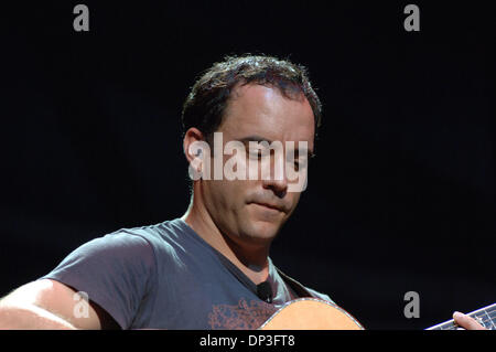 Jul 04, 2006; Virginia Beach, VA, Stati Uniti d'America; Dave Matthews Band stati dave matthews rocce il venduto fuori Verizon Virginia Beach in Virginia Beach, VA. Credito: Foto di Jeff Moore/ZUMA premere. (©) Copyright 2006 by Jeff Moore Foto Stock