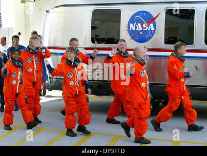 Jul 04, 2006; Cape Canaveral, FL, Stati Uniti d'America; navetta spaziale Discovery i membri dell'equipaggio a piedi fuori martedì mattina sventolando americano e tedesco bandiere sul loro modo al mestiere dello spazio presso il Kennedy Space Center. (L-R) Gli specialisti di missione gli astronauti STEPHANIE WILSON, THOMAS REITER di Germania, Lisa Nowak e pontili venditori, pilota Mark Kelly, lo specialista di missione Michael FOSSUM e comandante STEVEN LINDSEY. Foto Stock