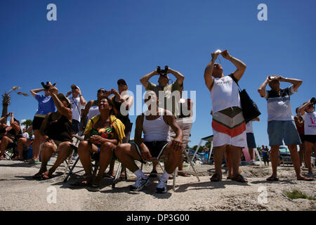 Jul 04, 2006; Cape Canaveral, FL, Stati Uniti d'America; la navetta appassionati riuniti al Jetty Park tenere gli occhi al cielo come la navetta Discovery lancia il 4 luglio. La navetta ha infine preso il volo oggi a seguito di due missioni sfregati a causa delle cattive condizioni meteorologiche. Credito: Foto da J. Gwendolynne Berry/Palm Beach post/ZUMA premere. (©) Copyright 2006 da Palm Beach post Foto Stock