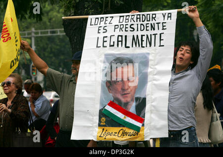 Jul 04, 2006; Città del Messico, Messico; democratico partito Revolultion sostenitori tout il loro candidato, Andrés Manuel Lopez Obrador come il presidente del paese durante un piccolo segno di protesta a Città del Messico il Martedì, 4 luglio 2006. Tutte le indicazioni ufficiali punto all'azione nazionale del Partito Felipe Calderon come essi vincitore in gara. Credito: Foto di Jerry Lara/ZUMA premere. (©) Cop Foto Stock