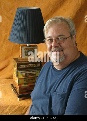 Jul 05, 2006; Royal Palm Beach, FL, Stati Uniti d'America; Doug Russo con uno dei suoi fatti a mano lampade. Credito: Foto di Taylor Jones/Palm Beach post/ZUMA premere. (©) Copyright 2006 da Palm Beach post Foto Stock