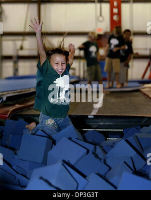 Jul 05, 2006; Stuart, FL, Stati Uniti d'America; boschi Scuola Montessori Nord camper Ayaka Tetrault, 5, salti in fossa al YMCA Sportsworld mercoledì. Il Porto di San Potito camp Sportsworld visite settimanali per skate e imparare la ginnastica. Credito: Foto di Meghan McCarthy/Palm Beach post/ZUMA premere. (©) Copyright 2006 da Palm Beach post Foto Stock