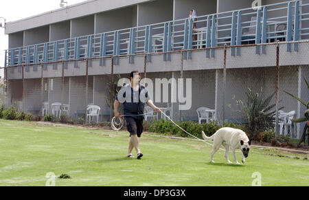 Jul 05, 2006; San Diego, CA, Stati Uniti d'America; Ocean Villa Locanda accanto alla spiaggia del cane in Ocean Beach -- fornisce i viaggiatori e i loro animali domestici con un cane comunale run e lavaggio del cane. Villa locanda pensione TOM SCARPACI da Phoenix, Arizona, passeggiate con il cane "Nola' su un pubblico area di erba ajacient Dog Beach. Credito: Foto di Scott Linnet/SDU-T/ZUMA premere. (©) Copyright 2006 by SDU-T Foto Stock