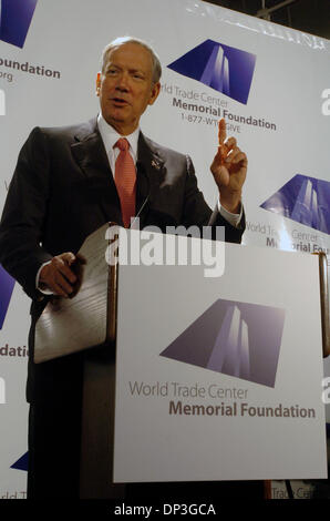 Jul 06, 2006; Manhattan, NY, STATI UNITI D'AMERICA; il World Trade Center Memorial Foundation, insieme al governatore George Pataki, parlando e Sindaco Michael Bloomberg, oggi annunciare il lancio di un piano nazionale multi-media advertising campagna di sensibilizzazione e di incoraggiare una maggiore partecipazione nella costruzione del Memorial e il Memorial Museum a Ground Zero. La campagna pubblicitaria è parte del Memorial F Foto Stock