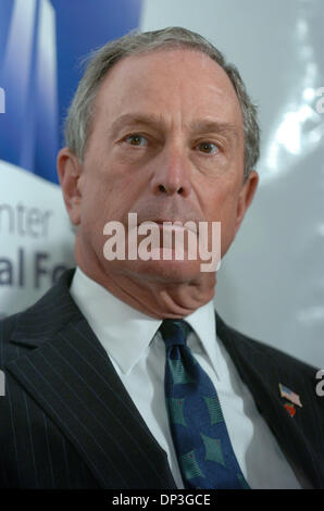 Jul 06, 2006; Manhattan, NY, STATI UNITI D'AMERICA; il Sindaco Michael Bloomberg. Il World Trade Center Memorial Foundation, insieme al governatore George Pataki e Sindaco Michael Bloomberg, oggi annunciare il lancio di un piano nazionale multi-media advertising campagna di sensibilizzazione e di incoraggiare una maggiore partecipazione nella costruzione del Memorial e il Memorial Museum a Ground Zero. La campagna pubblicitaria è parte di Foto Stock