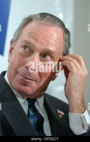 Jul 06, 2006; Manhattan, NY, STATI UNITI D'AMERICA; il Sindaco Michael Bloomberg. Il World Trade Center Memorial Foundation, insieme al governatore George Pataki e Sindaco Michael Bloomberg, oggi annunciare il lancio di un piano nazionale multi-media advertising campagna di sensibilizzazione e di incoraggiare una maggiore partecipazione nella costruzione del Memorial e il Memorial Museum a Ground Zero. La campagna pubblicitaria è parte di Foto Stock