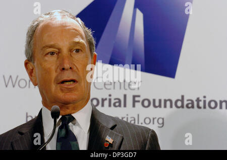 Jul 06, 2006; Manhattan, NY, STATI UNITI D'AMERICA; il Sindaco Michael Bloomberg. Il World Trade Center Memorial Foundation, insieme al governatore George Pataki e Sindaco Michael Bloomberg, oggi annunciare il lancio di un piano nazionale multi-media advertising campagna di sensibilizzazione e di incoraggiare una maggiore partecipazione nella costruzione del Memorial e il Memorial Museum a Ground Zero. La campagna pubblicitaria è parte di Foto Stock