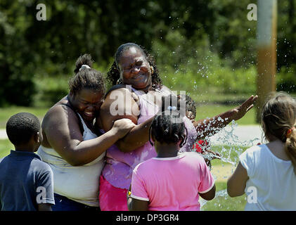 Jul 06, 2006; Hobe Sound, FL, Stati Uniti d'America; la Gioventù in Movimento camper e volontari tenta di raffreddarsi Renea McClain con acqua palloncini. Volunteer Renea McClain corre il Banner Gioventù in Movimento per il quartiere i bambini presso il lago di Banner Civic Center. Il programma è un giorno camp per bambini le cui famiglie non possono permettersi di servizi di custodia dei bambini durante l'estate. Credito: Foto di Meghan McCarthy/Palm Foto Stock