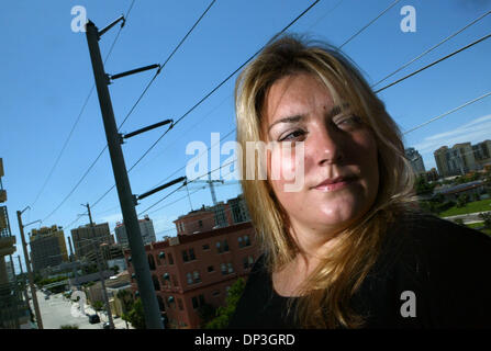 Jul 06, 2006; West Palm Beach, FL, Stati Uniti d'America; Lauren Hastings è un 23-anno-vecchio interior designer che appena spostato in un appartamento a 610 clematide. Qui Lauren è in piedi sul suo balcone, che ha una vista del centro cittadino. Credito: Foto di Uma Sanghvi/Palm Beach post/ZUMA premere. (©) Copyright 2006 da Palm Beach post Foto Stock