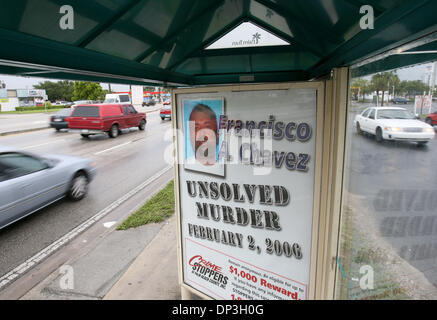 Jul 07, 2006; West Palm Beach, FL, Stati Uniti d'America; Ashley Ramirez, ha fatto la sua prima apparizione alla prigione courthouse oggi, venerdì 7 luglio 2006, dopo aver confessato di coinvolgimento nell'omicidio di cab driver Francisco Chavez lo scorso febbraio. Ramirez voltò in dopo aver visto i cartelloni pubblicitari sull'omicidio su Palm Tran autobus. Credito: Foto di Gary Coronado/Palm Beach post/ZUMA Pre Foto Stock