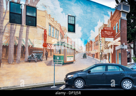 Moderne auto parcheggiate al murale di Pietro Goetzinger, mostrando la strada principale negli anni trenta, Lewiston, Idaho, Stati Uniti d'America Foto Stock