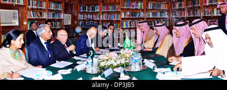 Islamabad. Il 7 gennaio, 2014. Foto rilasciata dalla stampa del Dipartimento Informazioni (PID) il 7 gennaio 2014, il Pakistan è il Consigliere per la sicurezza nazionale e gli affari esteri, Sartaj Aziz (terza R) partecipa ad un incontro con il Ministro degli Esteri saudita, Principe Saud Al-Faisal presso il Ministero degli Esteri di Islamabad, capitale del Pakistan. Saud Al-Faisal martedì ha messo in guardia contro l'instabilità in Afghanistan dopo il ritiro della NATO-portato le truppe se gli afghani non è riuscito a raggiungere un accordo di pace. © PID/Xinhua/Alamy Live News Foto Stock