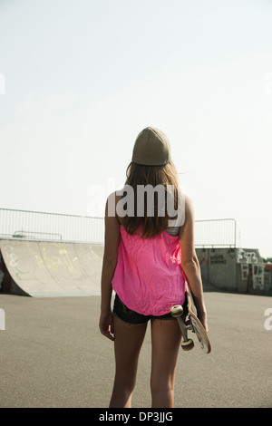 Ritratto di ragazza adolescente in Skatepark, Feudenheim, Mannheim, Baden-Württemberg, Germania Foto Stock