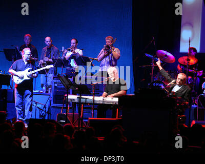 Jul 10, 2006; Nashville, TN, Stati Uniti d'America; leggendario jazz-rock icone WALTER BECKER E DONALD FAGEN riunire con un compagno di banda da anni settanta quando Steely Dan condivide la fattura con Michael McDonald alla Starwood a Nashville. Credito: Foto di Shane Babin/ZUMA premere. (©) Copyright 2006 da Shane Babin Foto Stock