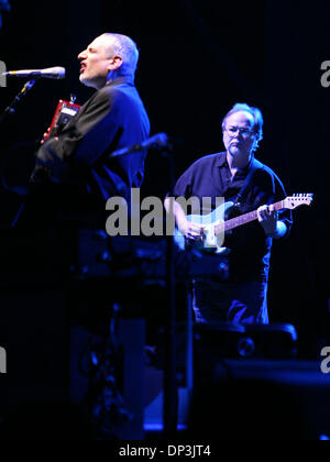 Jul 10, 2006; Nashville, TN, Stati Uniti d'America; leggendario jazz-rock icone WALTER BECKER E DONALD FAGEN riunire con un compagno di banda da anni settanta quando Steely Dan condivide la fattura con Michael McDonald alla Starwood a Nashville. Credito: Foto di Shane Babin/ZUMA premere. (©) Copyright 2006 da Shane Babin Foto Stock