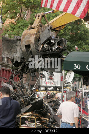 Jul 10, 2006; New York, NY, STATI UNITI D'AMERICA; una vista dei detriti da una forma ripiegata 4 piani si trova in 34 East 62° Street. Gli investigatori stanno cercando di determinare se l'esplosione è stato un deliberato tentativo di suicidio dal proprietario dell'edificio il dottor Nicolas Bartha chi era in un longtime divorzio contenzioso. Si ritiene Bartha apre la valvola del gas nel suo seminterrato che causa l'esplosione. Bart Foto Stock