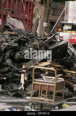 Jul 10, 2006; New York, NY, STATI UNITI D'AMERICA; una vista dei detriti da una forma ripiegata 4 piani si trova in 34 East 62° Street. Gli investigatori stanno cercando di determinare se l'esplosione è stato un deliberato tentativo di suicidio dal proprietario dell'edificio il dottor Nicolas Bartha chi era in un longtime divorzio contenzioso. Si ritiene Bartha apre la valvola del gas nel suo seminterrato che causa l'esplosione. Bart Foto Stock