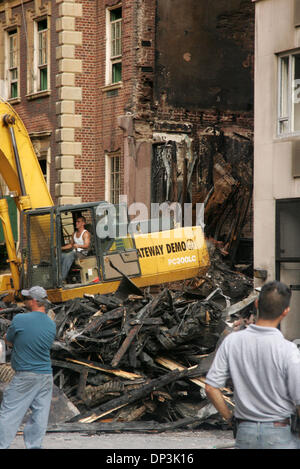 Jul 10, 2006; New York, NY, STATI UNITI D'AMERICA; una vista dei detriti da una forma ripiegata 4 piani si trova in 34 East 62° Street. Gli investigatori stanno cercando di determinare se l'esplosione è stato un deliberato tentativo di suicidio dal proprietario dell'edificio il dottor Nicolas Bartha chi era in un longtime divorzio contenzioso. Si ritiene Bartha apre la valvola del gas nel suo seminterrato che causa l'esplosione. Bart Foto Stock