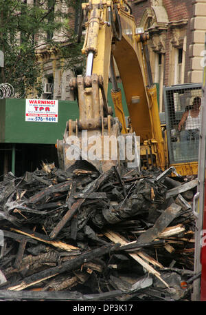 Jul 10, 2006; New York, NY, STATI UNITI D'AMERICA; una vista dei detriti da una forma ripiegata 4 piani si trova in 34 East 62° Street. Gli investigatori stanno cercando di determinare se l'esplosione è stato un deliberato tentativo di suicidio dal proprietario dell'edificio il dottor Nicolas Bartha chi era in un longtime divorzio contenzioso. Si ritiene Bartha apre la valvola del gas nel suo seminterrato che causa l'esplosione. Bart Foto Stock