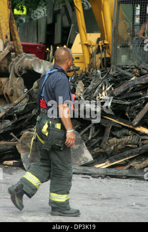 Jul 10, 2006; New York, NY, STATI UNITI D'AMERICA; una vista dei detriti da una forma ripiegata 4 piani si trova in 34 East 62° Street. Gli investigatori stanno cercando di determinare se l'esplosione è stato un deliberato tentativo di suicidio dal proprietario dell'edificio il dottor Nicolas Bartha chi era in un longtime divorzio contenzioso. Si ritiene Bartha apre la valvola del gas nel suo seminterrato che causa l'esplosione. Bart Foto Stock