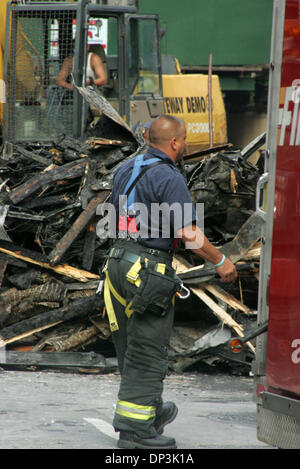 Jul 10, 2006; New York, NY, STATI UNITI D'AMERICA; una vista dei detriti da una forma ripiegata 4 piani si trova in 34 East 62° Street. Gli investigatori stanno cercando di determinare se l'esplosione è stato un deliberato tentativo di suicidio dal proprietario dell'edificio il dottor Nicolas Bartha chi era in un longtime divorzio contenzioso. Si ritiene Bartha apre la valvola del gas nel suo seminterrato che causa l'esplosione. Bart Foto Stock