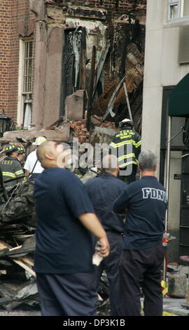 Jul 10, 2006; New York, NY, STATI UNITI D'AMERICA; una vista dei detriti da una forma ripiegata 4 piani si trova in 34 East 62° Street. Gli investigatori stanno cercando di determinare se l'esplosione è stato un deliberato tentativo di suicidio dal proprietario dell'edificio il dottor Nicolas Bartha chi era in un longtime divorzio contenzioso. Si ritiene Bartha apre la valvola del gas nel suo seminterrato che causa l'esplosione. Bart Foto Stock